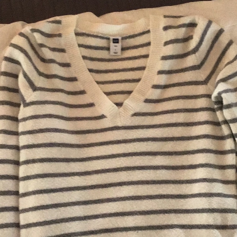 Gap sweater